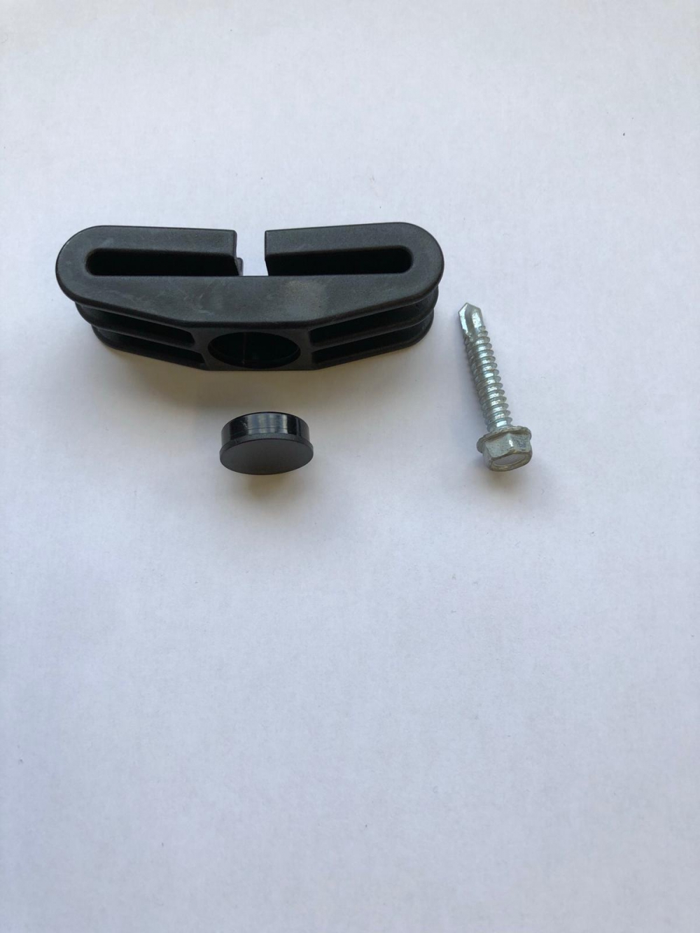 Kunststof bevestiging voor op een kokerpaal 60 x 40 mm incl. parker